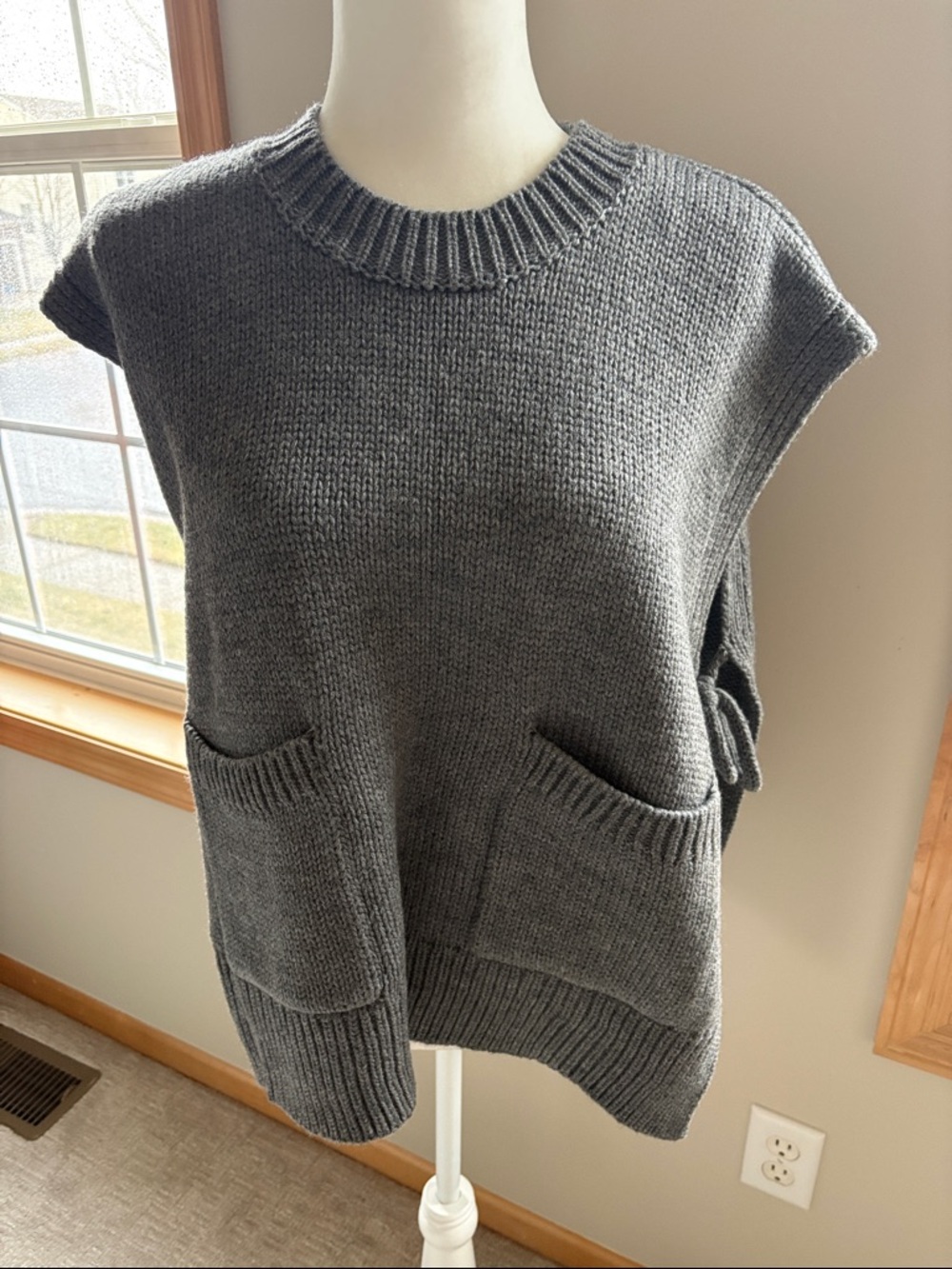 Cozy Crewneck Sleeveless Pocket Sweater - Gray